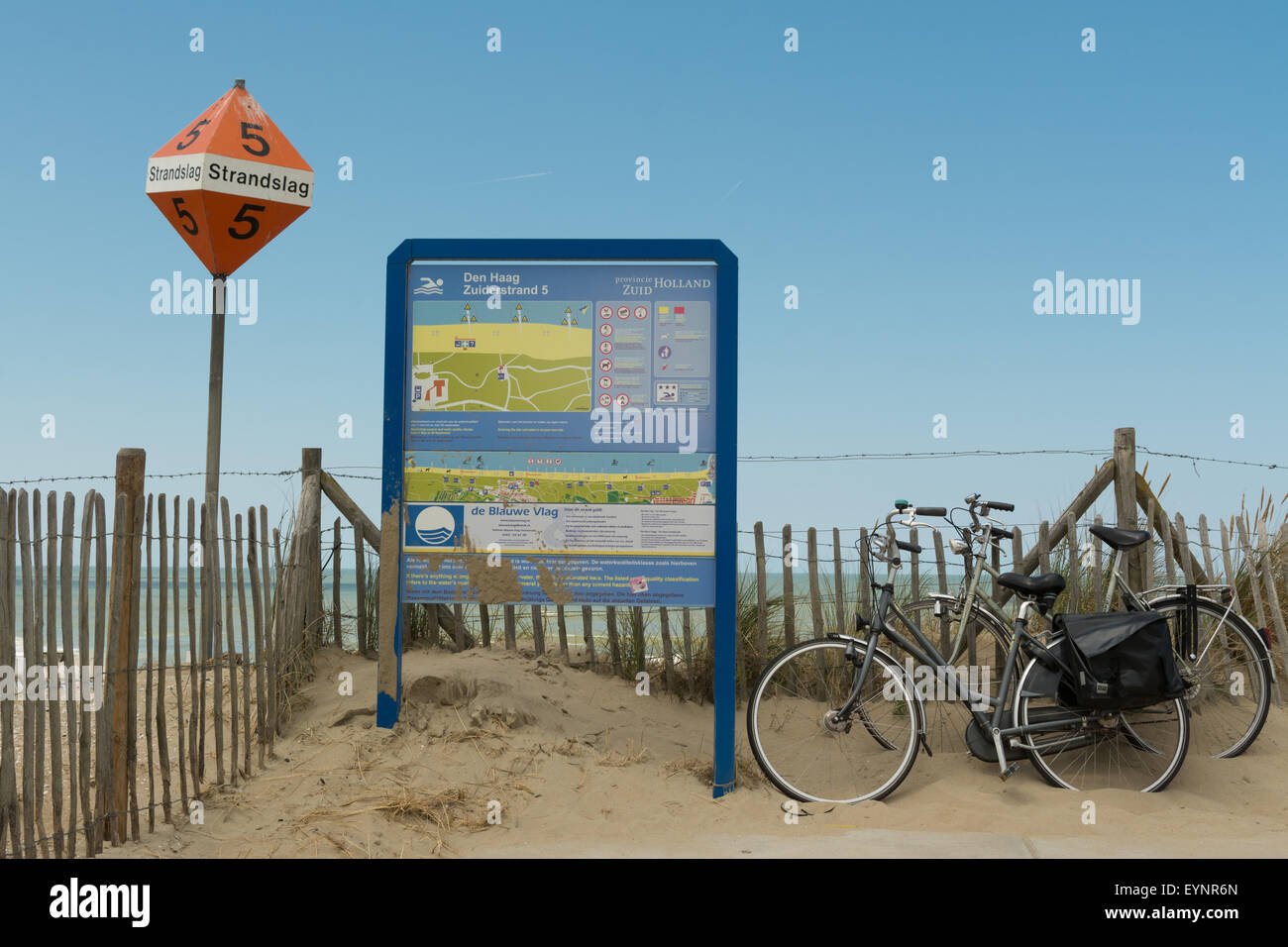 Fahrräder und Informationen für den Strand mit blauer Flagge am Zuiderstrand 5, Kijkduin, Scheveningen, den Haag, Niederlande Stockfoto