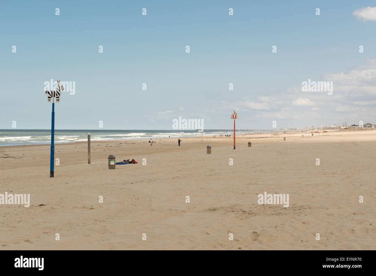 Weite des leeren Strand am Zuiderstrand 5, Kijkduin, Scheveningen, den Haag, Niederlande mit bunten Marker Beiträge zugunsten der Lage Stockfoto