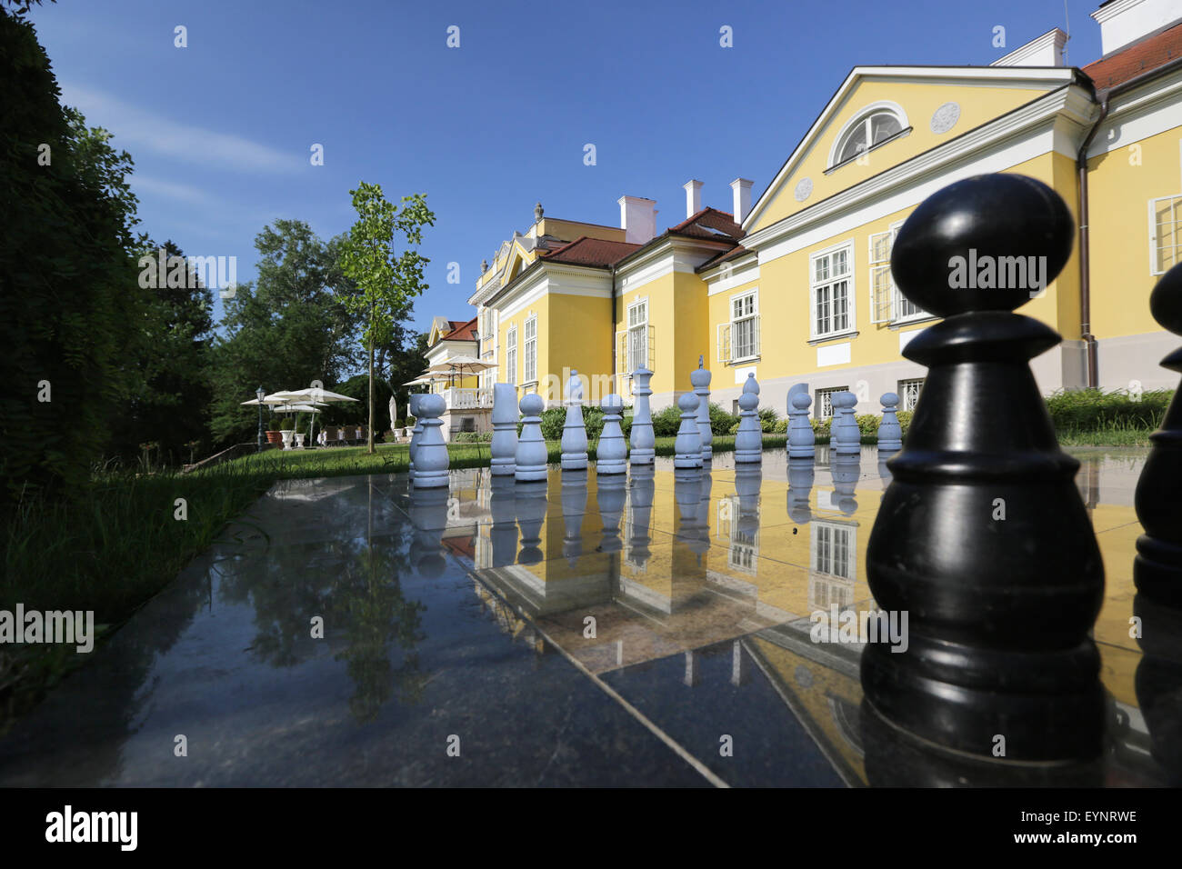 Luxus-Resort in Ungarn, in den Vordergrund große Schachfiguren. Stockfoto