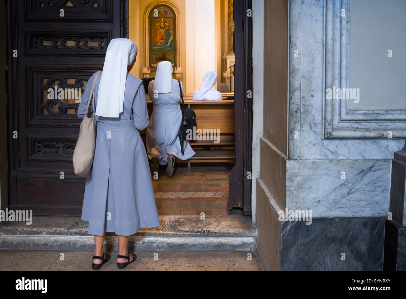Nonnen beten Rom, hält eine Nonne an der Schwelle einer Kapelle in der Basilica di San Giovanni in Laterano in Rom bevor er anderen Nonnen an Gebet. Stockfoto