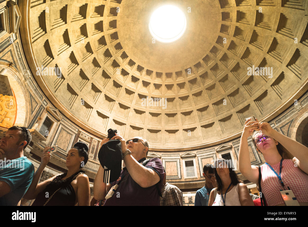 Pantheon Rom, Ansicht von Touristen, die Fotos von Raphaels Grab im Pantheon machen, Rom, Italien. Stockfoto