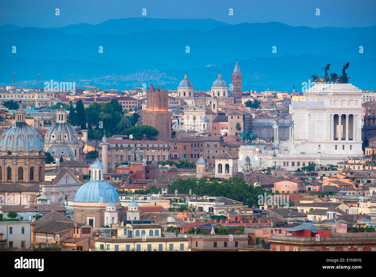 Stadtbild von Rom, Luftaufnahme des Centro Storico - historisches Zentrum - von Rom aus dem Westen der Stadt bei Dämmerung, Italien. Stockfoto