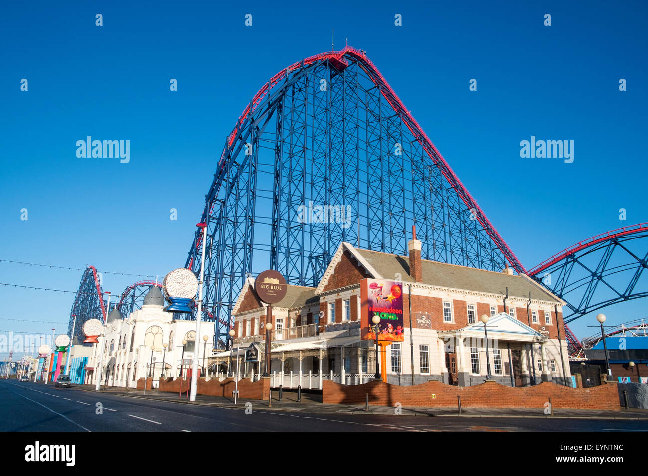 ein Nervenkitzel Big Dipper in Blackpool Pleasure Beach Holiday Resort Lancashire, England fahren Stockfoto
