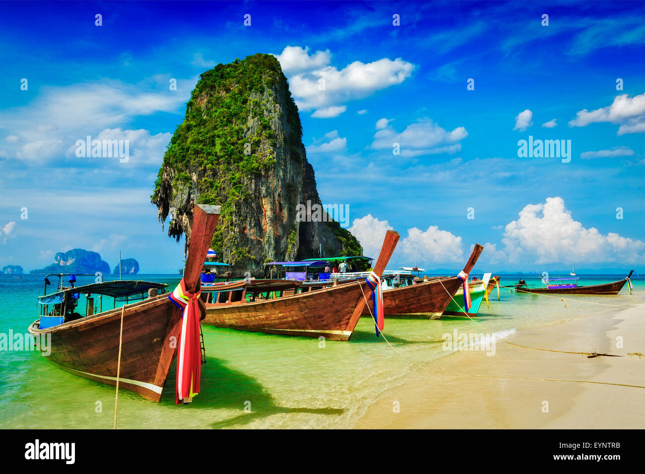 Longtail-Boot am Strand, Thailand Stockfoto