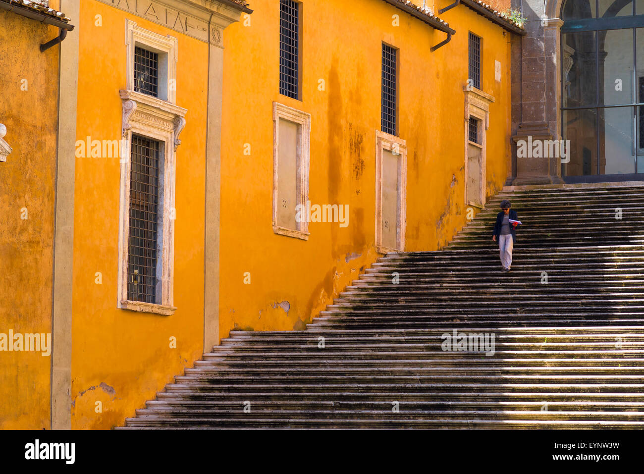 Kapitolinseln von Rom, Blick auf eine Frau, die eine Treppe hinabsteigt, die zum Kapitolinmuseum im Zentrum von Rom führt. Stockfoto