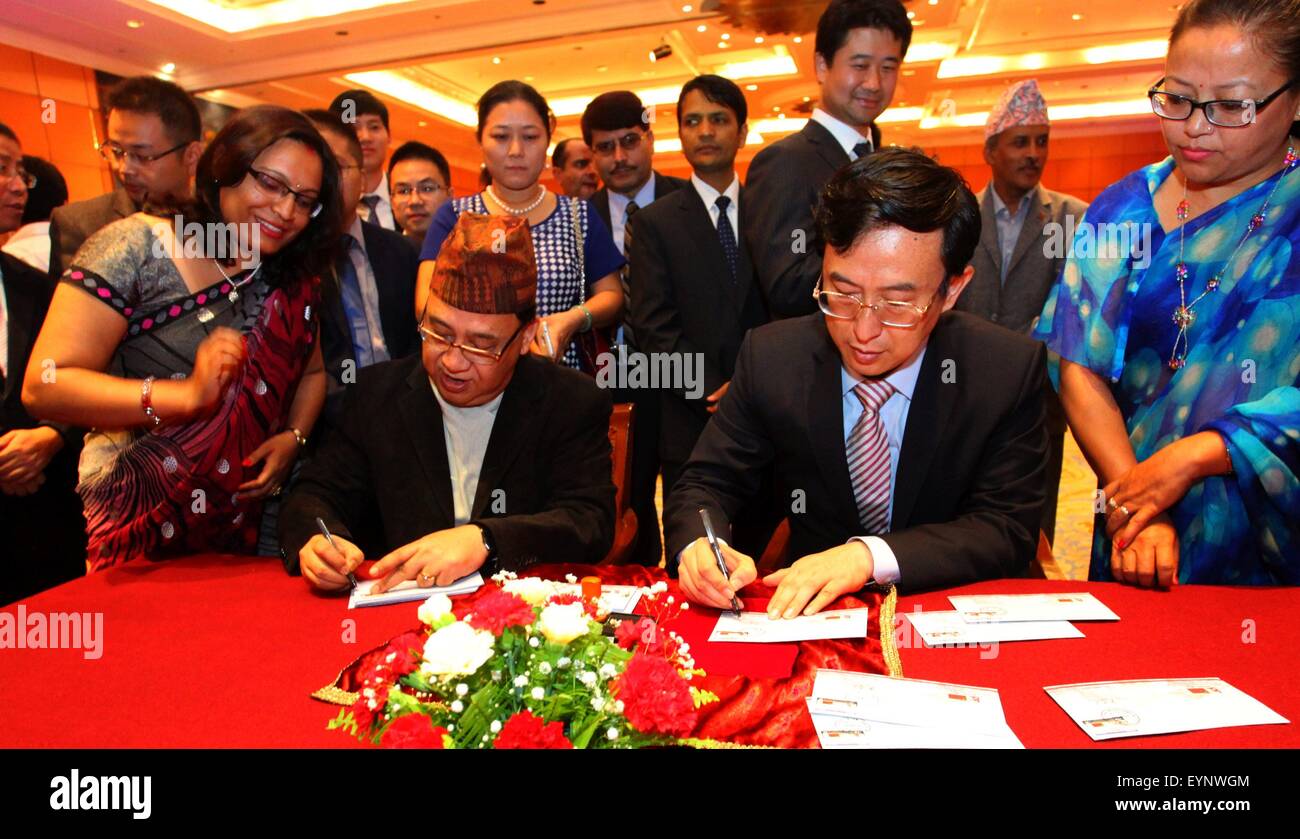 Kathmandu, Nepal. 1. August 2015. Chinesischer Botschafter in Nepal Wu Chuntai (R, vorne) und Sekretär des Ministeriums für Information und Kommunikation Sunil Bahadur Malla Nepals (L, vorn) Ausgabe von Briefmarken bei einem Empfang anlässlich des 60. Jahrestages der Aufnahme diplomatischer Beziehungen zwischen China und Nepal, Kathmandu, Nepal, 1. August 2015. Bildnachweis: Sunil Sharma/Xinhua/Alamy Live-Nachrichten Stockfoto