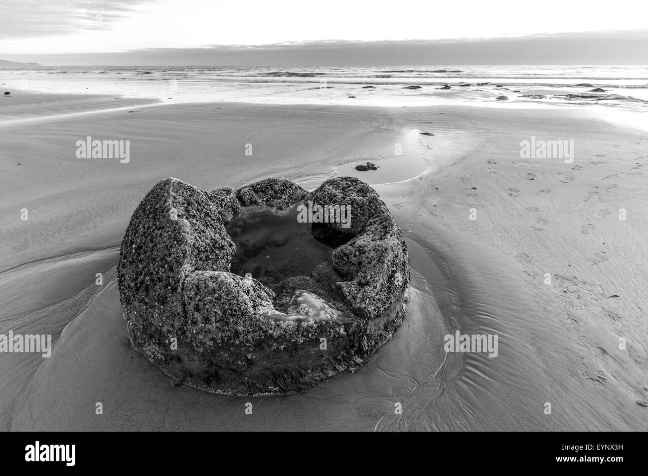 Gebrochene Moeraki Boulder bei Ebbe in schwarz und weiß, Koekohe Beach, Otago, Südinsel, Neuseeland Stockfoto