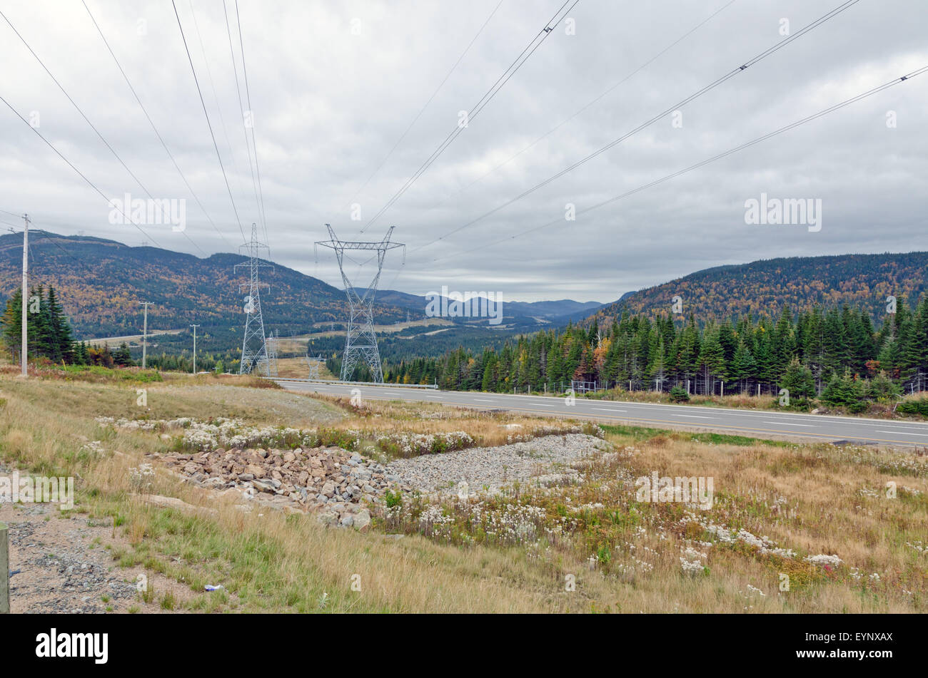 Herbst endlose Straße unter Wolkengebilde, Quebec, Kanada Stockfoto