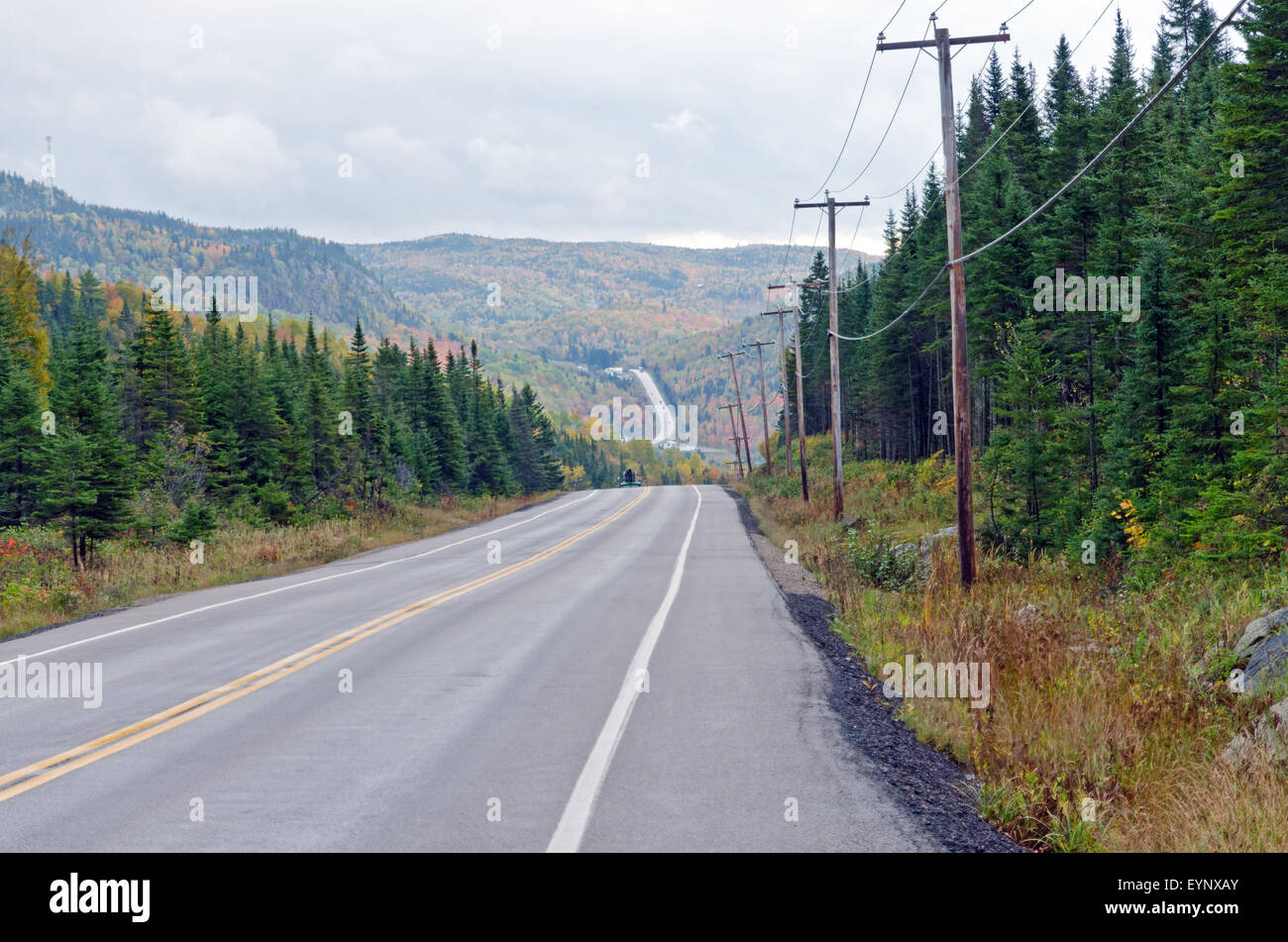 Herbst endlose Straße unter Wolkengebilde, Quebec, Kanada Stockfoto