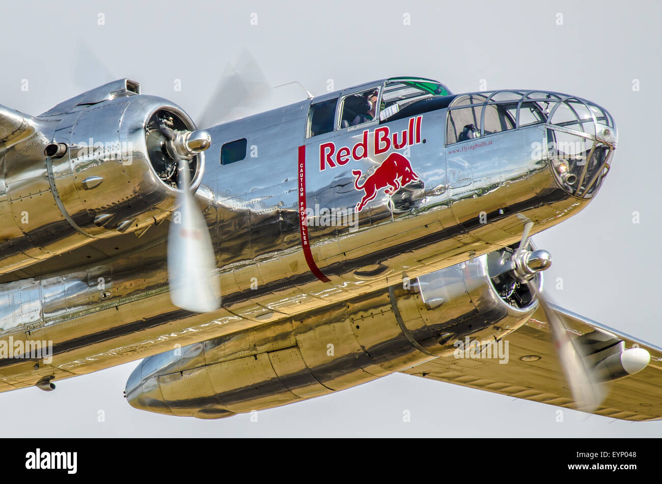 Von Red Bull Der Flying Bulls North American B 25 Mitchell Bomber Red Bull Sponsoring Von Luftfahrt Flugzeuge Aus Poliertem Aluminium Platz Fur Kopie Stockfotografie Alamy