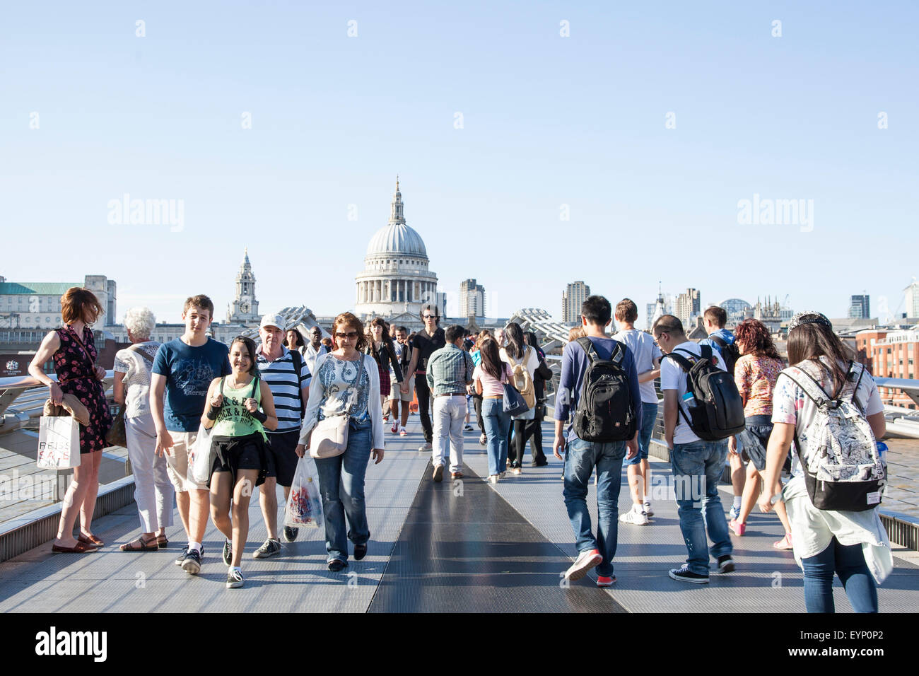Menschen, die zu Fuß über die Millennium Bridge, London Bankside, UK Stockfoto