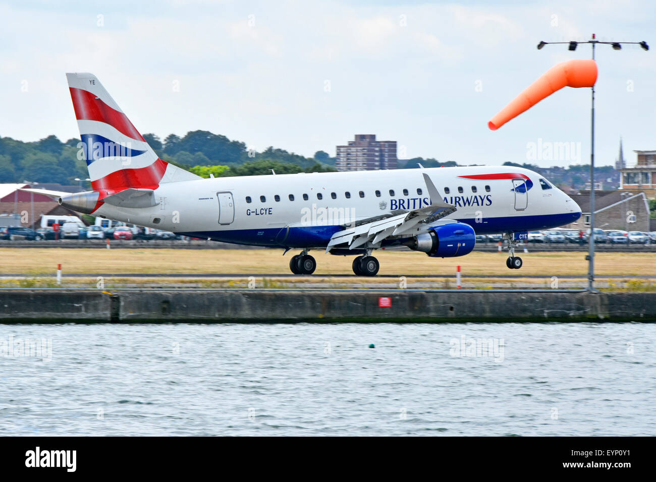 British Airways Cityflyer Embraer 170 G-LCYE Flugzeug Landung am Flughafen London City mit Windsack London Docklands Newham East London England Großbritannien Stockfoto