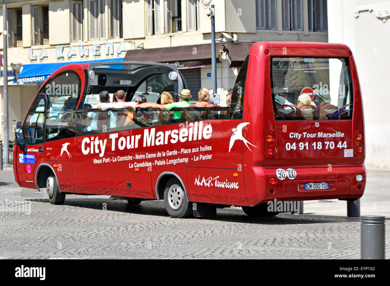 Marseille Frankreich Alter Hafen Marseille Vieux Port open top single Decker französische City Sightseeing Tour Bus mit touristischen Passagiere auf einem hoy Sommer Tag Stockfoto