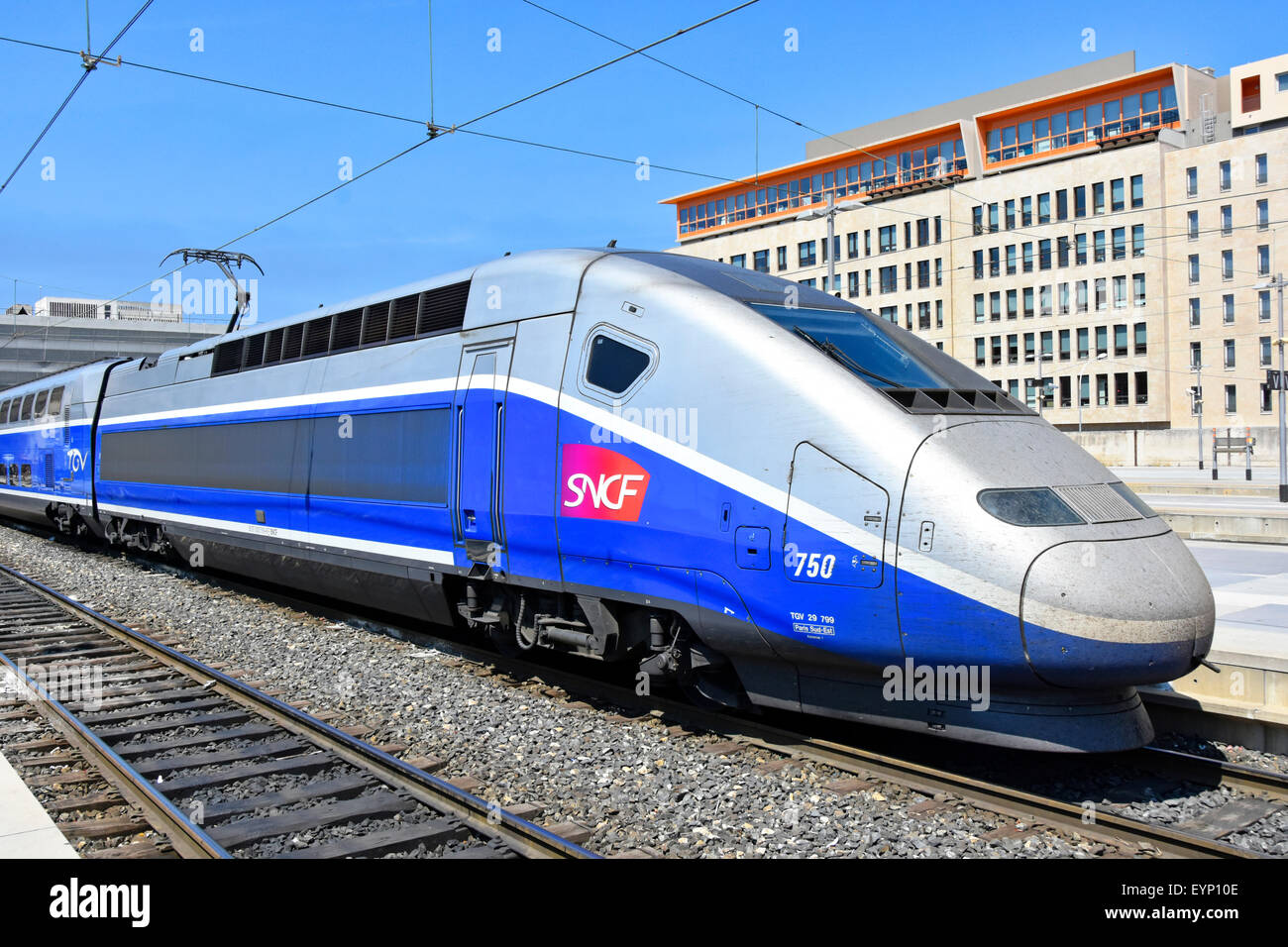 Hochgeschwindigkeitszug Nahaufnahme Frankreich Aerodynamik SNCF TGV high speed Personenzug in Marseille französischen Bahnhof Plattform warten abzuweichen. Stockfoto