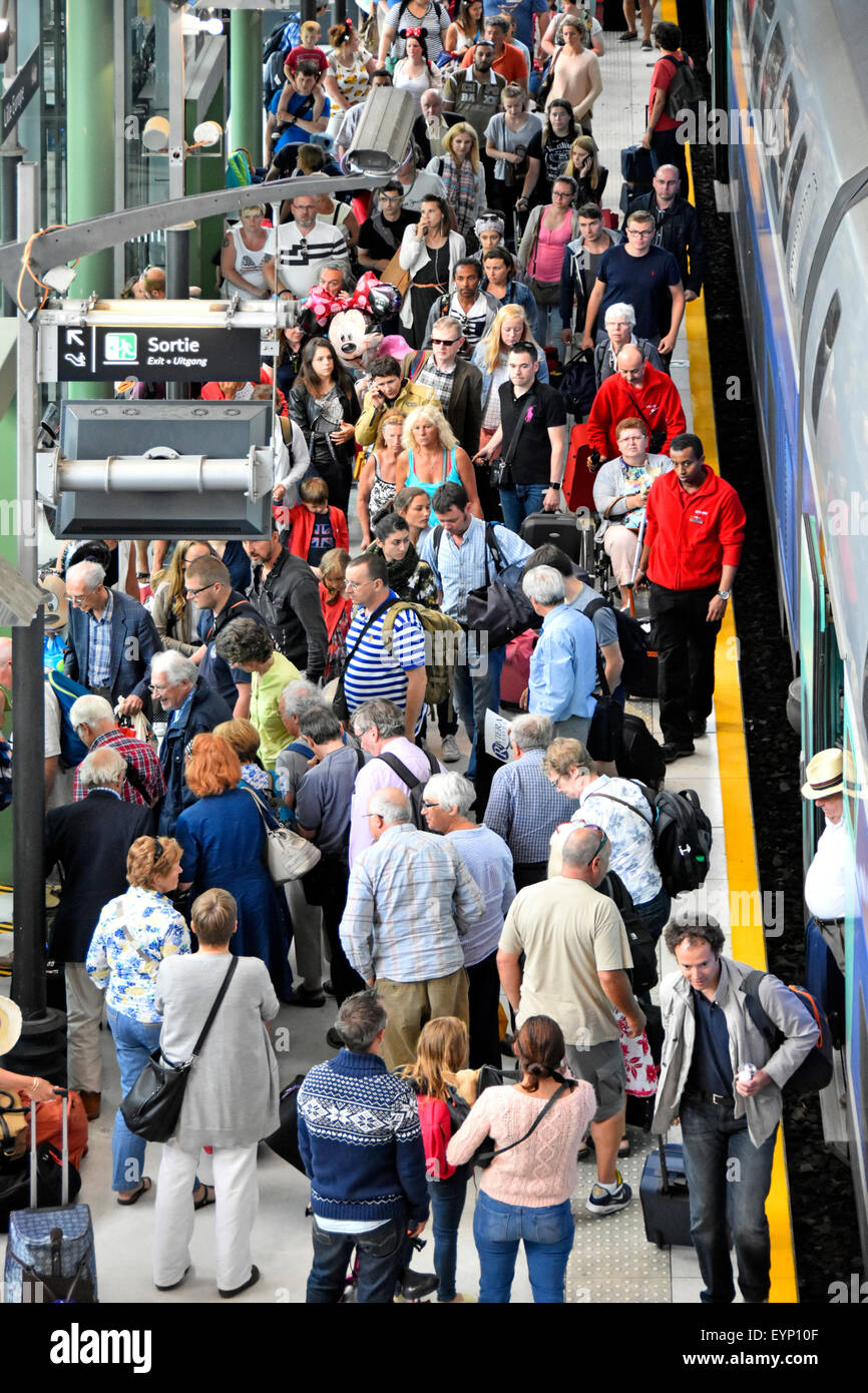 TGV-Bahnsteig, Gruppe von Fahrgästen, die aus dem französischen Hochgeschwindigkeitszug aussteigen und mit dem Eurostar am Bahnhof Lille France verbunden sind Stockfoto