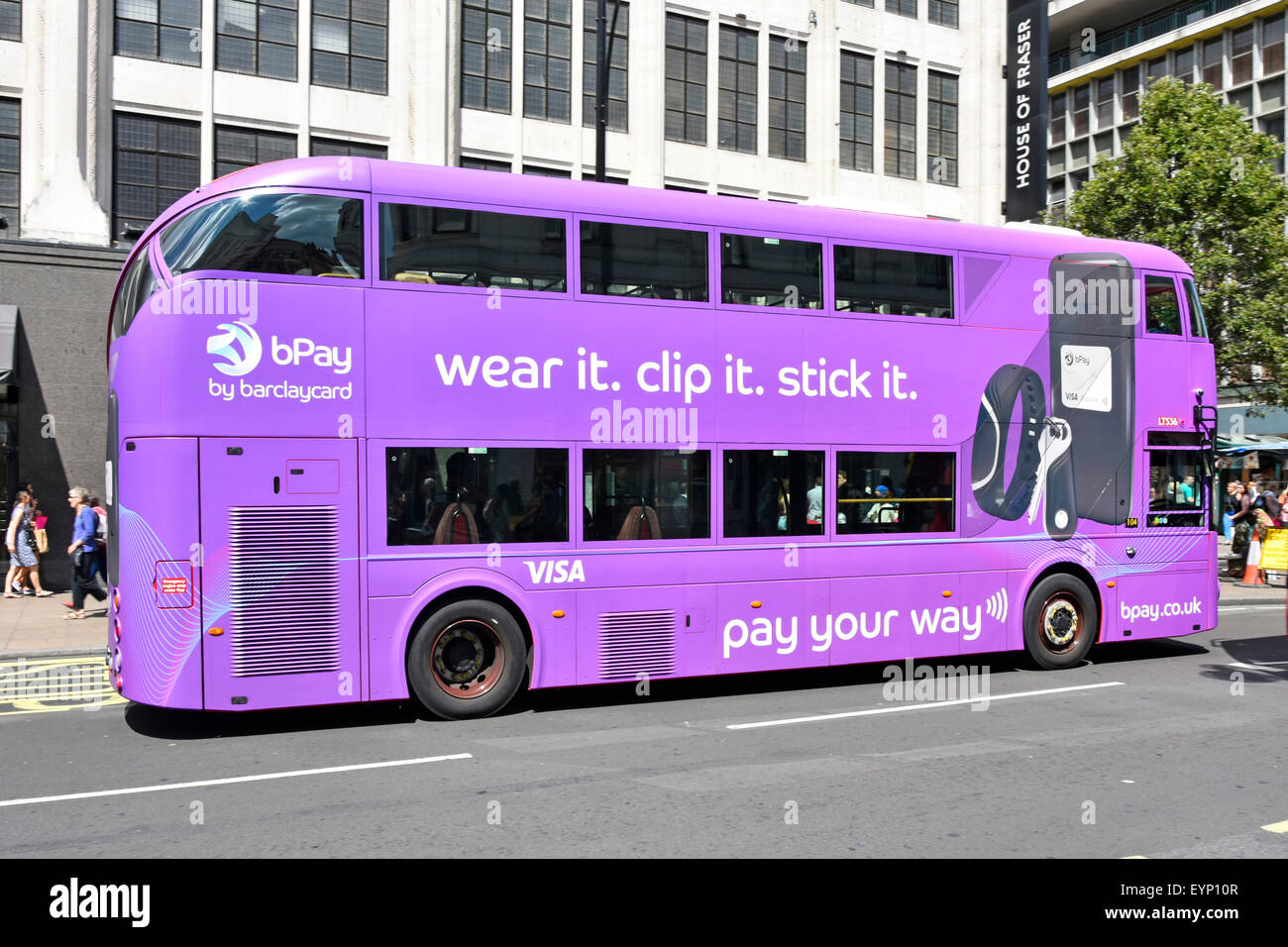 London Bus Doppeldeckerbus in lila Werbung für Bpay Wearables, die bei „Contact less Till“ in Oxford Street West End, London, England, verwendet werden Stockfoto
