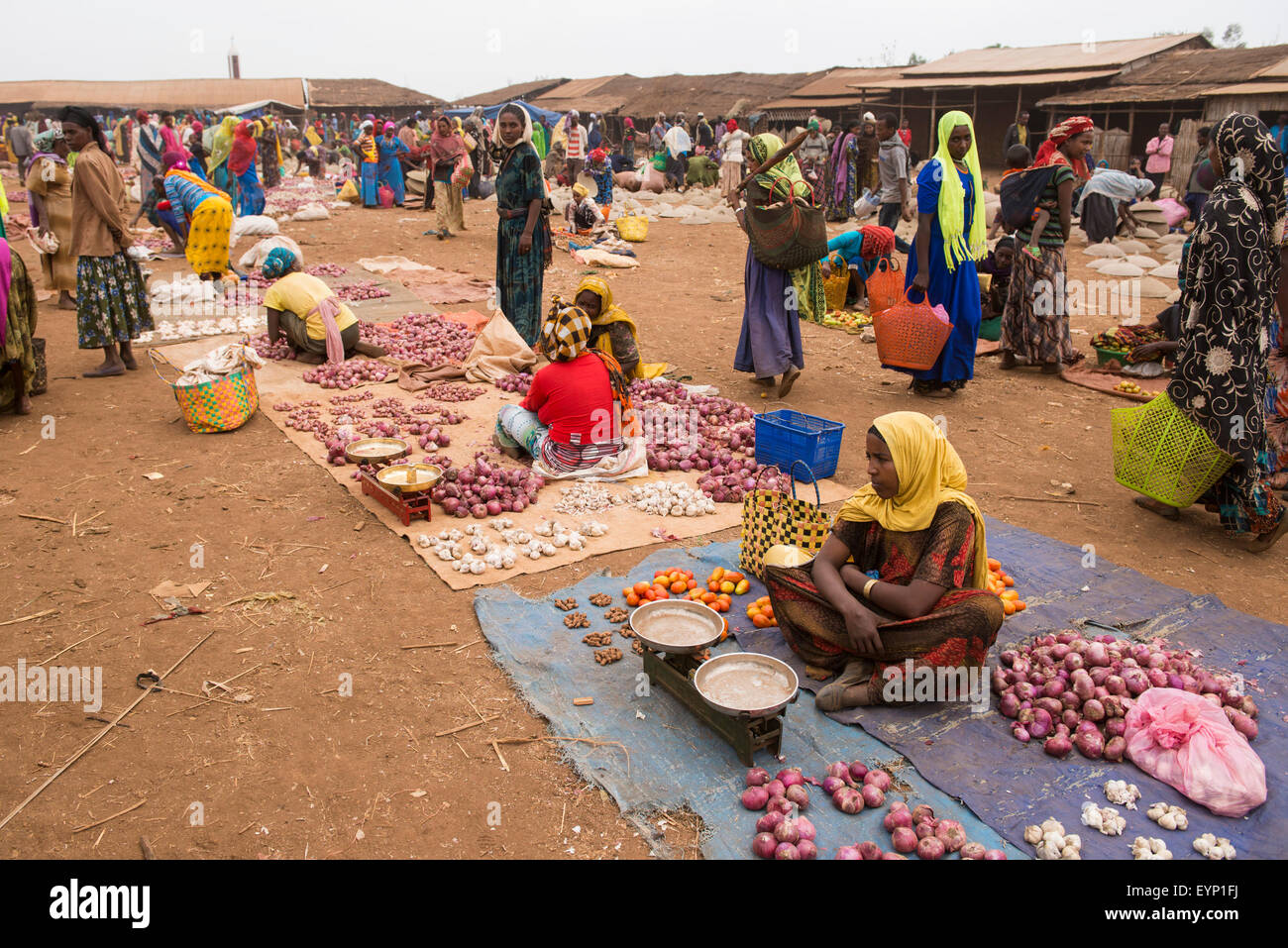 Frauen verkaufen Gemüse auf dem Markt in Goshmandu Dorf, Äthiopien Stockfoto