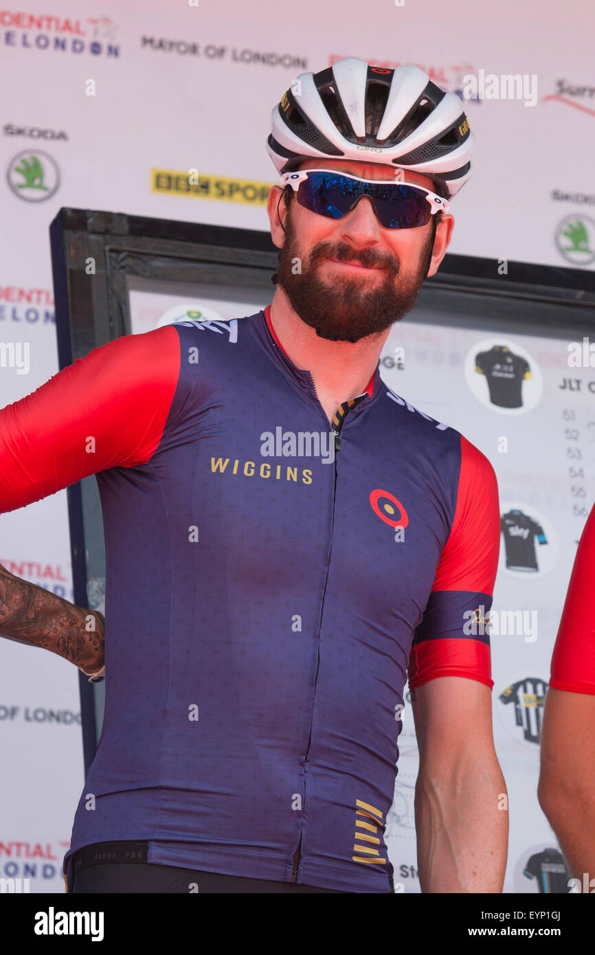 London, UK. 2. August 2015. Aufsichtsrechtlichen RideLondon 2015. Britischer Radrennfahrer Sir Bradley Wiggins mit einem großen schwarzen Bart. Vor dem Start des Rennens klassische London-Surrey in Horse Guards Parade. Foto: OnTheRoad/Alamy Live-Nachrichten Stockfoto