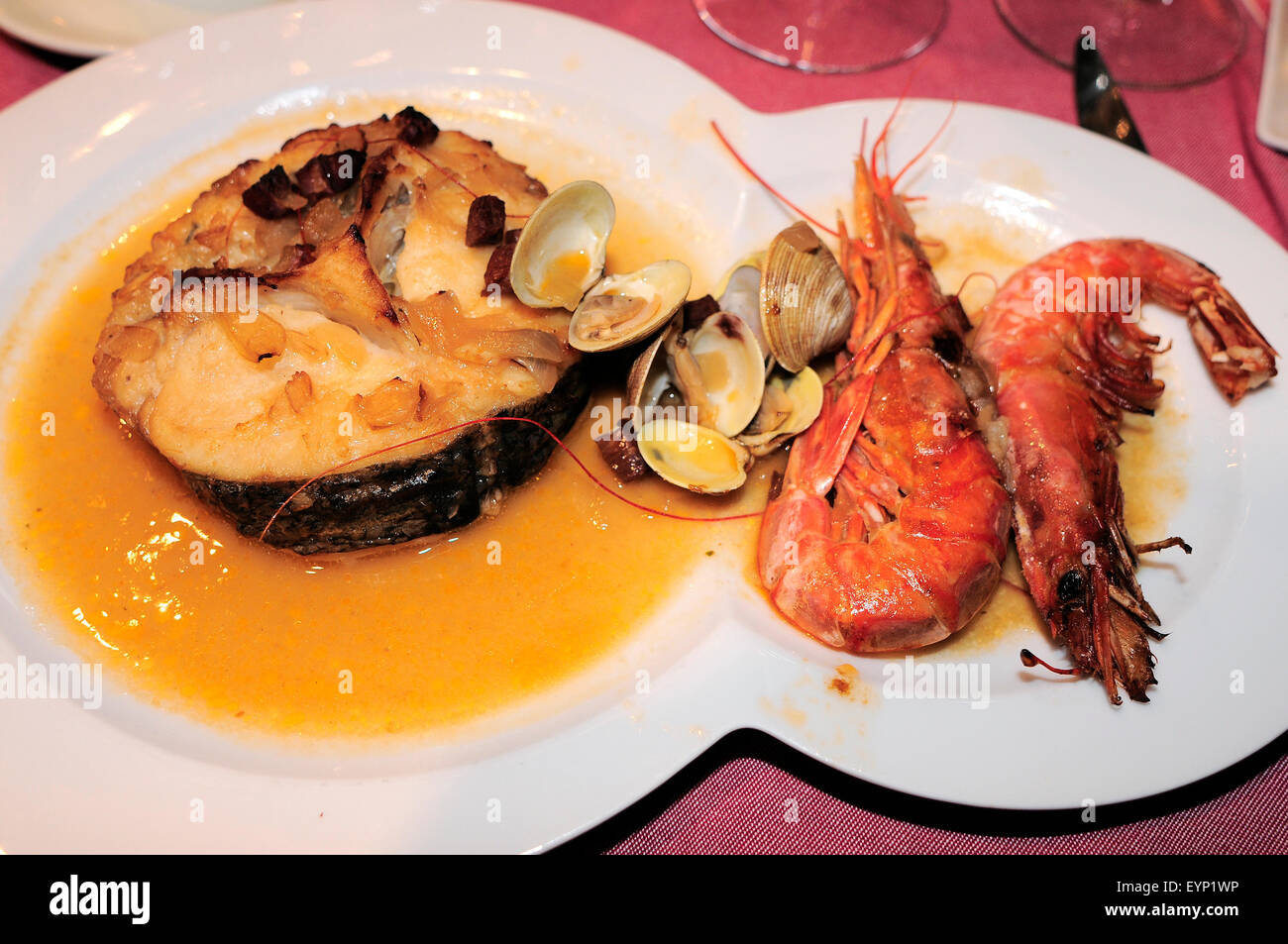 Amadeus Restaurant, Seehecht, Herzmuscheln, Garnelen. Capellades, Anoia, Provincia de Barcelona. Katalonien, Spanien Stockfoto