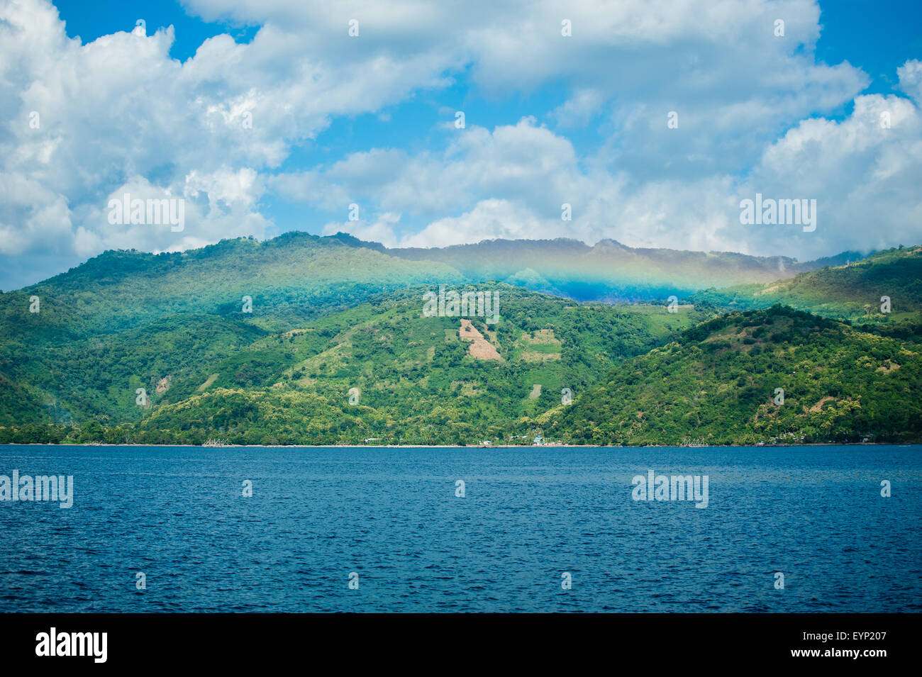Die Landschaft der Küste der Insel Flores in Indonesien an einem sonnigen Tag direkt nach dem Regen einen schönen Regenbogen Stockfoto