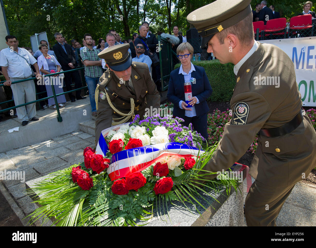 (150802)--Ustica, 2. August 2015 (Xinhua)--Laien Kränze während einer offiziellen Gedenkfeier in Ustica in der Nähe von Jasenovac Konzentration Lager, Kroatien, 2. August 2015. Mehr als 16.000 Roma-Bevölkerung von 1942 bis 1945 im KZ Jasenovac ermordet wurden hier in Ustica in 21 Massengräbern begraben. Man weiß nicht genau wie viele Roma starben während des Genozids, aber Historiker schätzen, dass bis zu 220.000 Roma ermordet wurden oder jeden vierten europäischen Roma angenommen, dass vor dem zweiten Weltkrieg in Europa gelebt haben. Das Europäische Parlament vorgeschlagen, dass Aug. 2 europäischen benannt werden Stockfoto