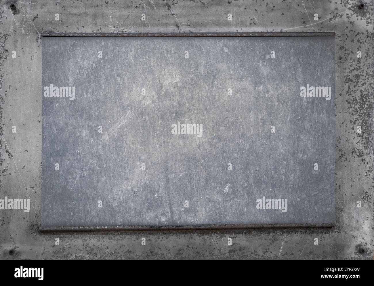 rostige Metallplatte auf hölzernen Hintergrund Stockfoto