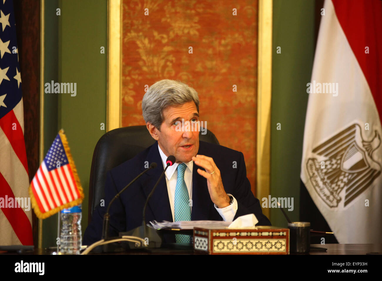 Kairo, Ägypten. 2. August 2015. Besuch von US-Außenminister John Kerry spricht während einer Pressekonferenz in Kairo, Ägypten, am 2. August 2015. US-Außenminister John Kerry bezahlt einen zweitägigen Besuch am Samstag und Sonntag in Ägypten. Bildnachweis: Ahmed Gomaa/Xinhua/Alamy Live-Nachrichten Stockfoto