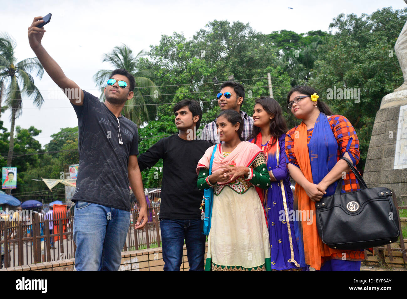 Einige junge Völker unter Selfie durch das android-Handy Tag der Freundschaft an Universität von Dhaka Bereich in Dhaka, Bangladesch zu feiern. Am 2. Juli 2015 aus Bangladesch junge Menschen gefeiert Tag der Freundschaft in Dhaka. Dementsprechend wurde erster Sonntag im August als Feiertag in USA zu Ehren der Freunde durch eine Proklamation vom US-Kongress im Jahre 1935 machte erklärt. Stockfoto