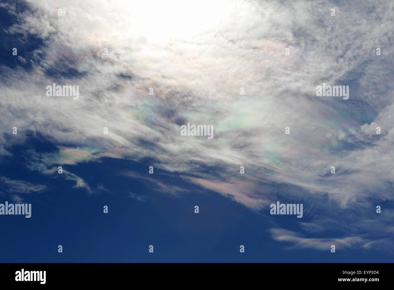 Epsom, Surrey, UK. 2. August 2015. Zwei seltene optische Phänomene waren sichtbar in den Himmel über Epsom Surrey heute. Ein Halo Sonne folgte das bunte Display genannt Circumhorizontal Bogen oder "Feuer Regenbogen", die selten in Nordeuropa zu sehen ist. Ein Circumhorizontal Bogen ist ein optisches Phänomen - ein Eis-Halo gebildet durch die Brechung der Sonne in plattenförmigen Eiskristalle ausgesetzt in der Atmosphäre, in der Regel in Cirrus oder Cirrostratus Wolken. Rot ist die oberste Farbe. Wenn die Halo-bildende Wolke klein oder lückenhaft ist, sind oft nur Fragmente des Bogens wie hier gesehen. © Julia Gavin UK/Alamy L Stockfoto