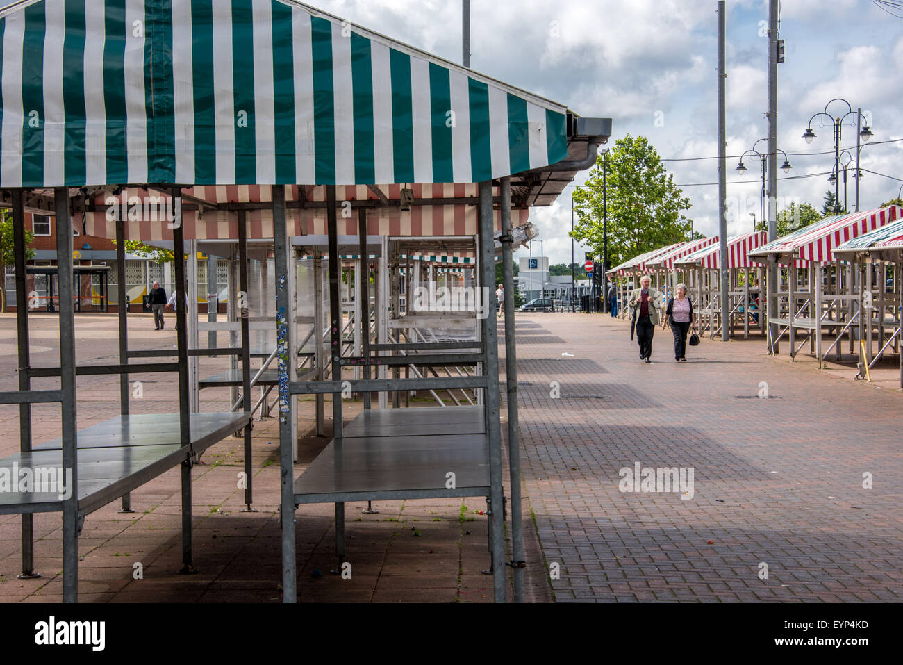 Ein paar Spaziergang durch verlassene Markt in Wolverhampton West Midlands UK Stockfoto