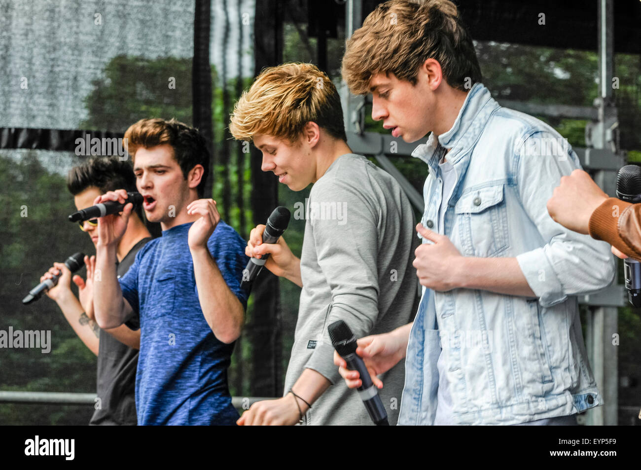 Belfast, Nordirland. 2. August 2015.  Heimatstadt, Louis Walshs neue Boy-Band spielen Feile eine Phobail. Stockfoto