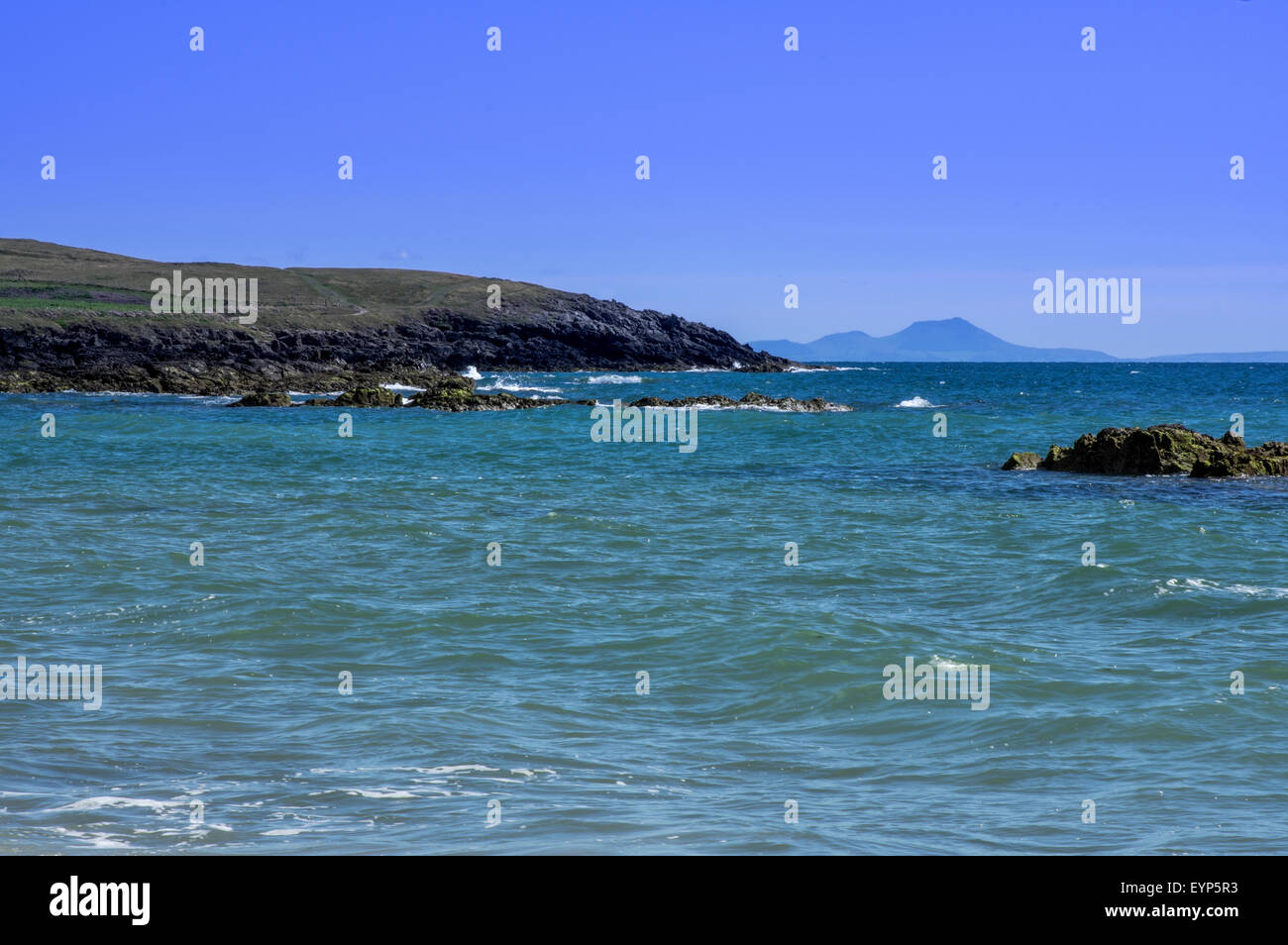 Porth Nobla, Rhosneigr, Anglesey. Blick in Richtung Barclodiad y Gawres Kammer Stockfoto
