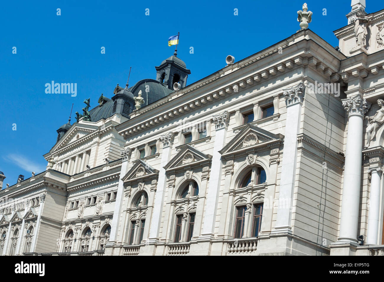 Seitenfassade Lemberg Staatliche Akademische Opern-und Ballett-Theater. Es wurde in der klassischen Tradition der Renaissance und des Barock Bogen gebaut. Stockfoto
