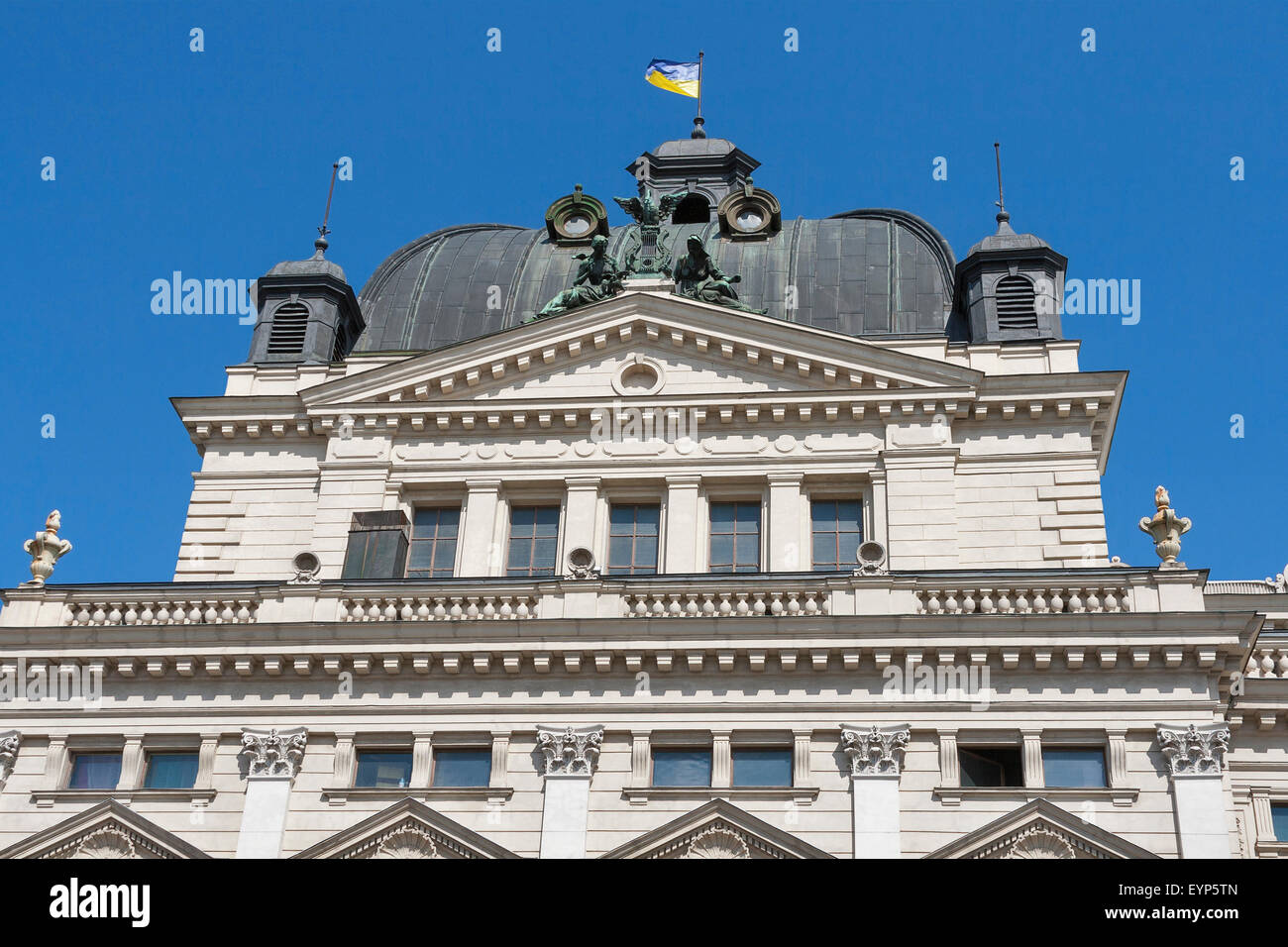 Seitenfassade Lemberg Staatliche Akademische Opern-und Ballett-Theater. Es wurde in der klassischen Tradition der Renaissance und des Barock Bogen gebaut. Stockfoto