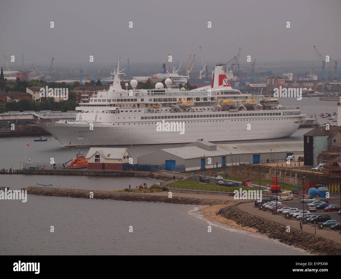 Newcastle Upon Tyne, 2. August 2015, Großbritannien Wetter. Die 28372 Tonne Fred Olsen Linie '' Boudicca'' Kreuzfahrtschiff verlassen den Hafen von Tyne und Segeln nach Alesund Norwy unter Regen mit Wolke Stockfoto