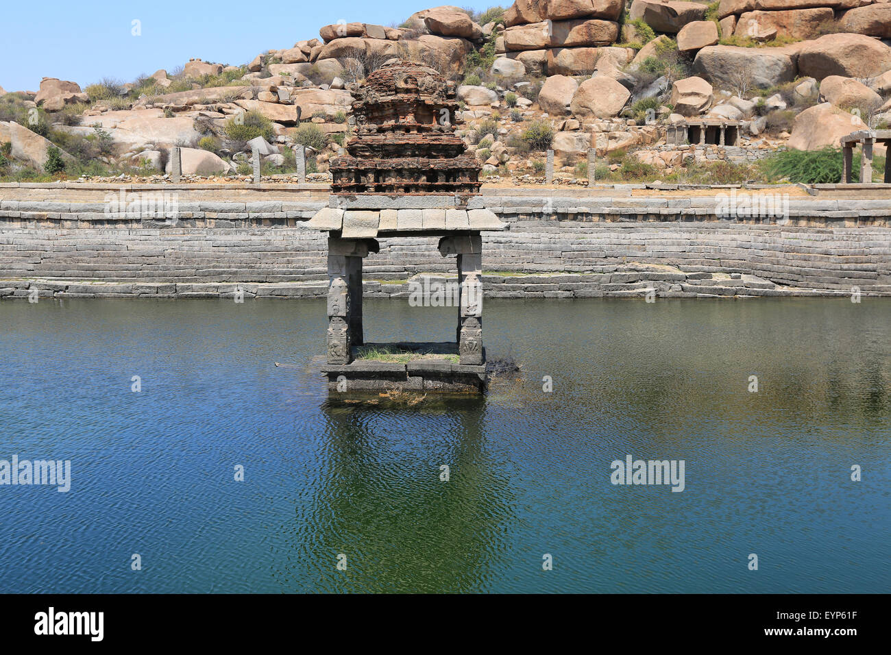 Alten Wasserbecken und Tempel in Krishna Markt, Hampi, Bundesstaat Karnataka, Indien Stockfoto