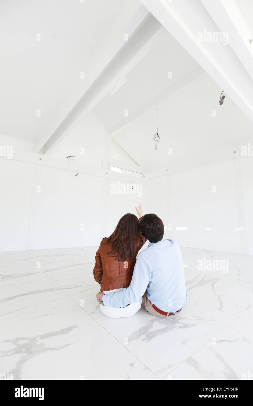 junges Paar in einem neuen Haus Stockfoto