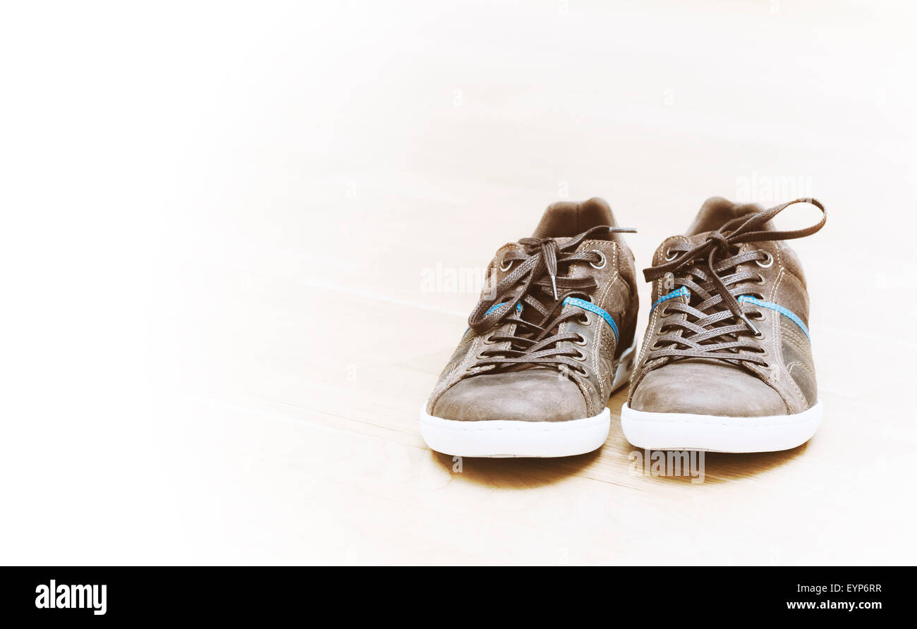 Braune Schuhe mit weißen Boden auf hellem Hintergrund Stockfoto