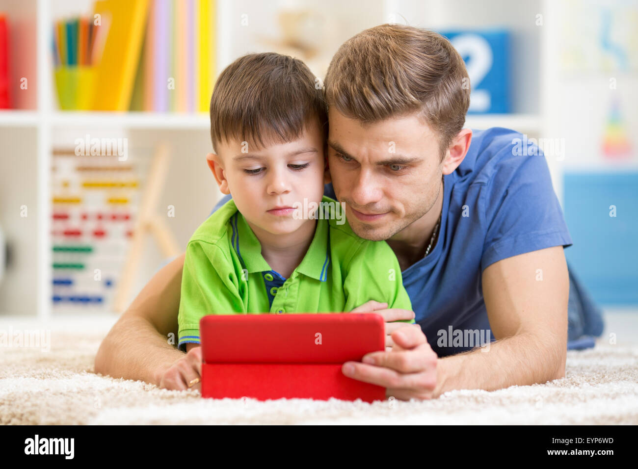 Papa und Sohn Surfen auf digitale Tablet zu Hause Stockfoto