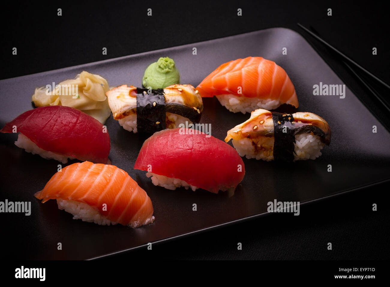 Aal, Lachs und Thunfisch Sushi mit Stäbchen, Ansicht von oben Stockfoto