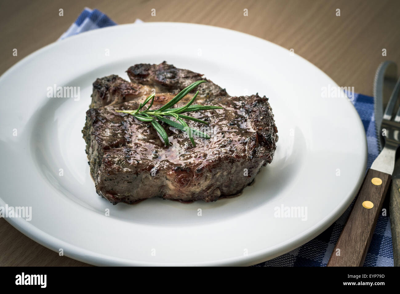 Saftig gegrillte Rib-Eye Steak mit Besteck, Retro-getönt Stockfoto