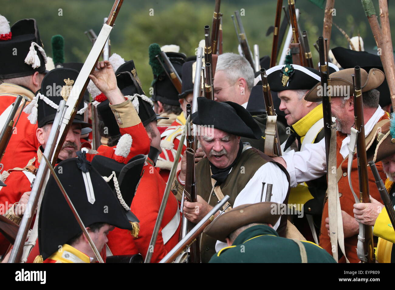 County Wexford, Irland. 2. Aug, bekämpfen 2015.Close Viertel Aktion während der Schlacht von Vinegar Hill-Re-Inszenierung in der Nähe von Enniscorthy Stadt im County Wexford, Irland, eine historische Schlacht zwischen der United Irishmen und britische Truppen in 1798. Bildnachweis: Brendan Donnelly/Alamy Live-Nachrichten Stockfoto