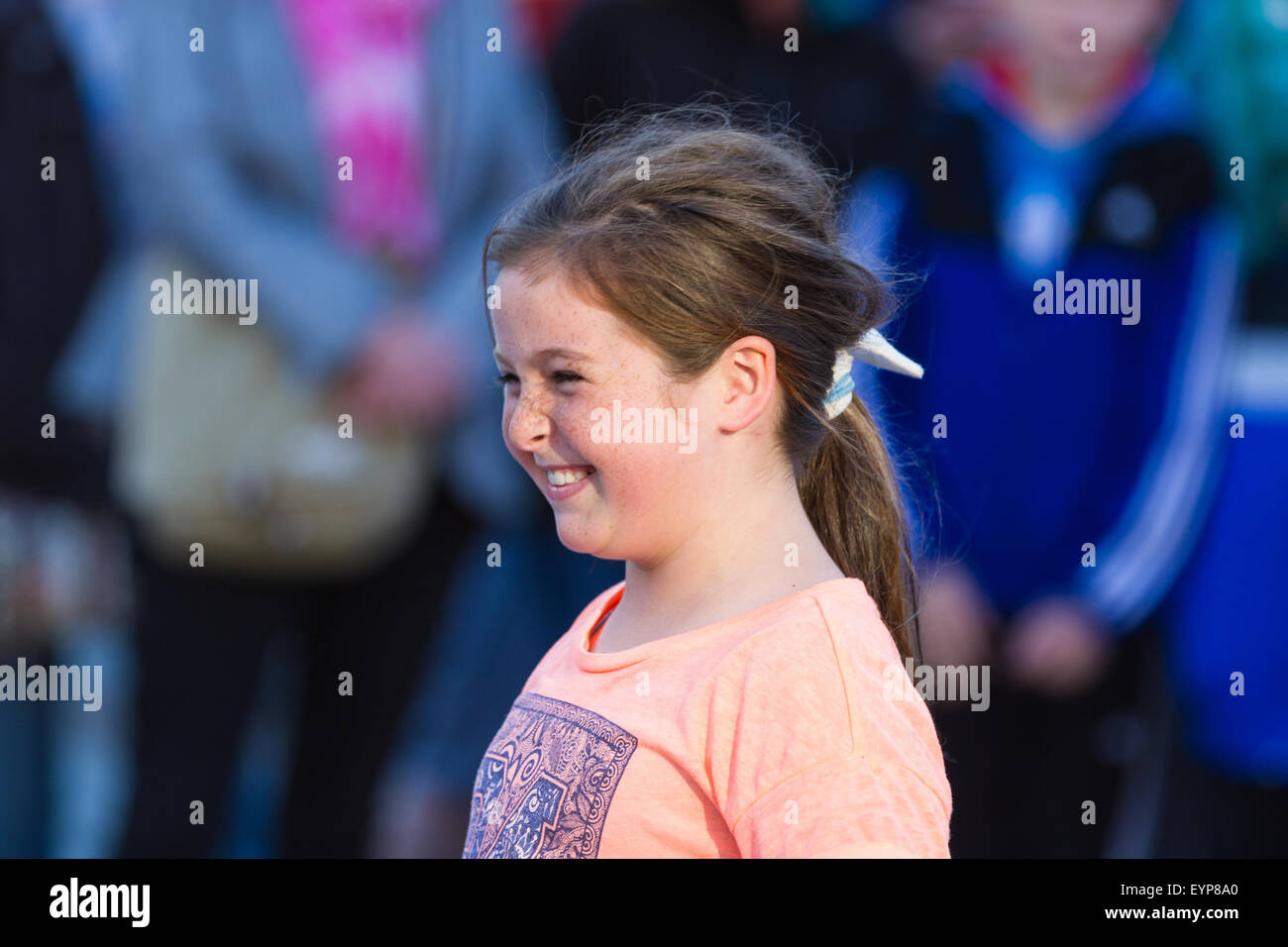 Stockton, UK, Samstag, 1. August 2015. Ein junges Mädchen nimmt an ABACUS/Parkplatz, eine Tanz-Installation im Instant Light, 28. Stockton International Riverside Festival teil. Bildnachweis: Andrew Nicholson/Alamy Live-Nachrichten Stockfoto