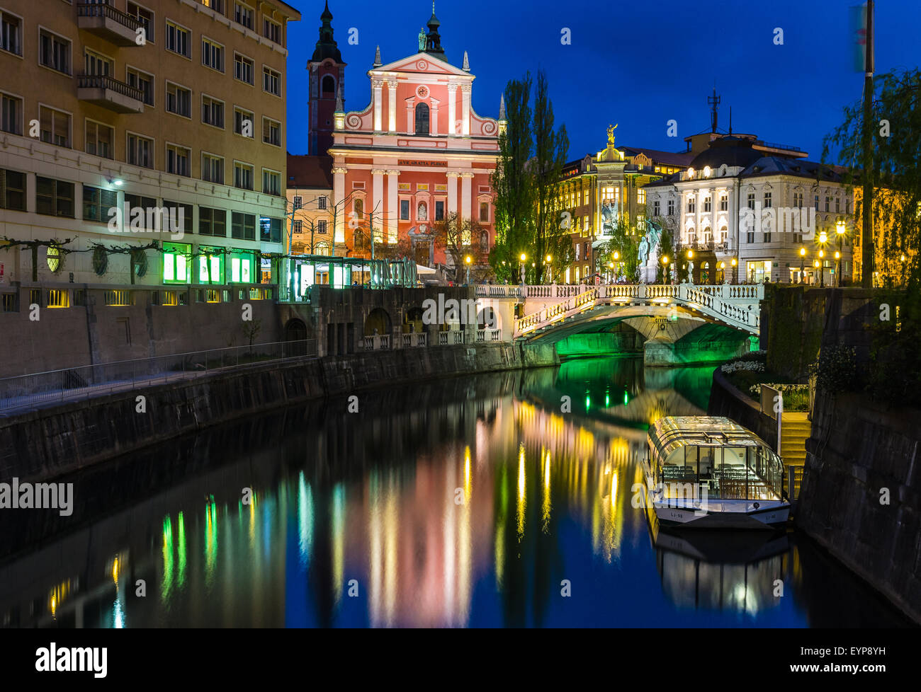 Schöne Landschaft in Ljubljana, Stadtzentrum, Slowenien zur blauen Stunde! Stockfoto