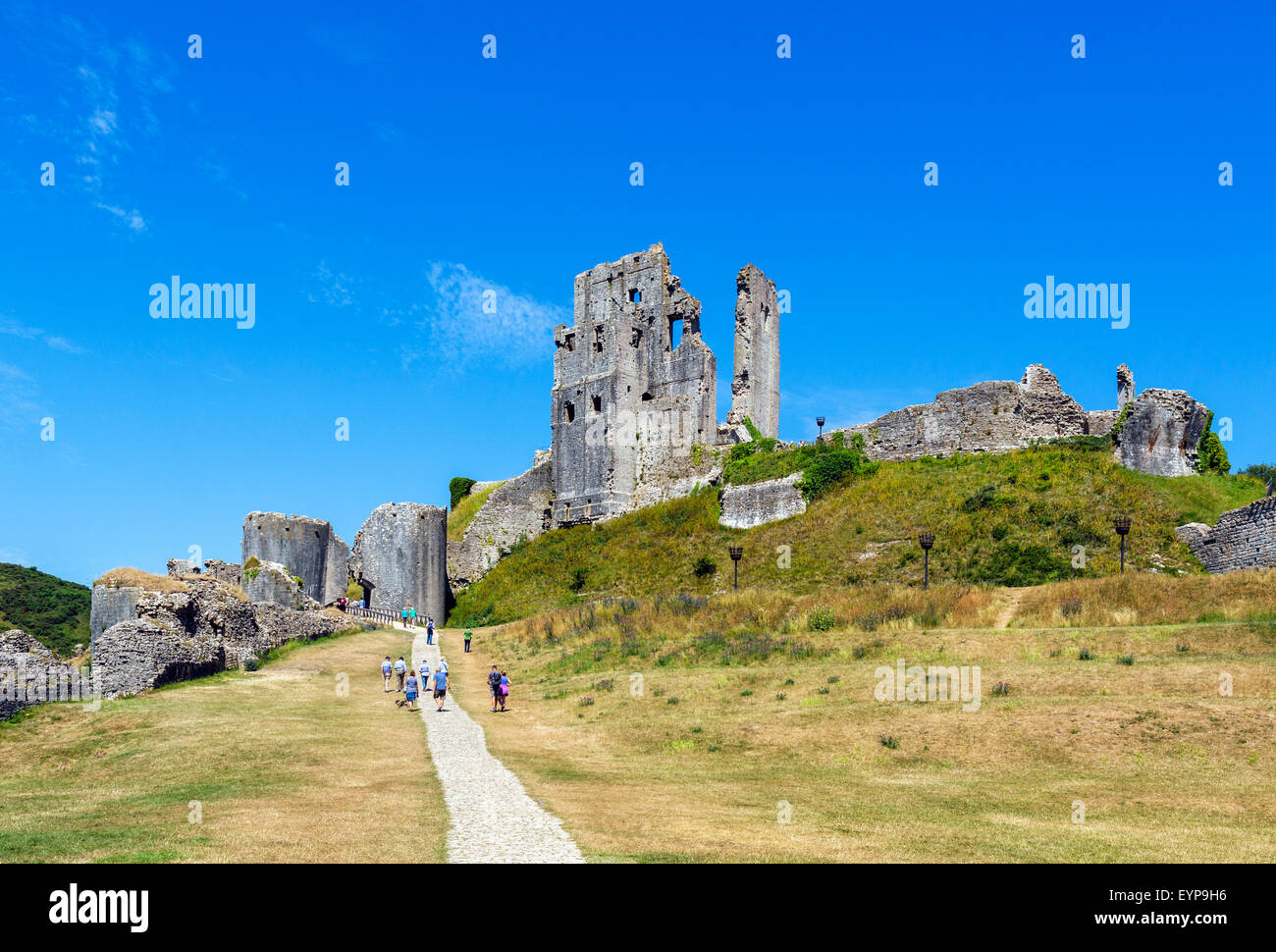 Die Ruinen von Corfe Castle von der Vorburg, Isle of Purbeck, Dorset, England, UK Stockfoto