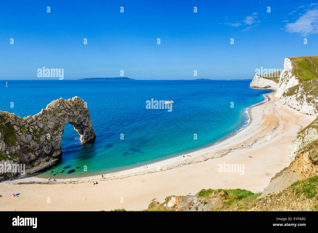 Strand von Kalkstein Bogen von Durdle Door, in der Nähe von Lulworth, Jurassic Coast, Dorset, England, UK Stockfoto