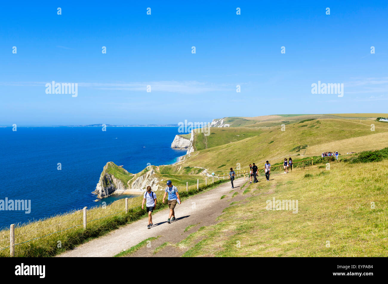 Wanderer auf dem South West Coast Path mit Blick auf Durdle Door, in der Nähe von Lulworth, Jurassic Coast, Dorset, England, UK Stockfoto