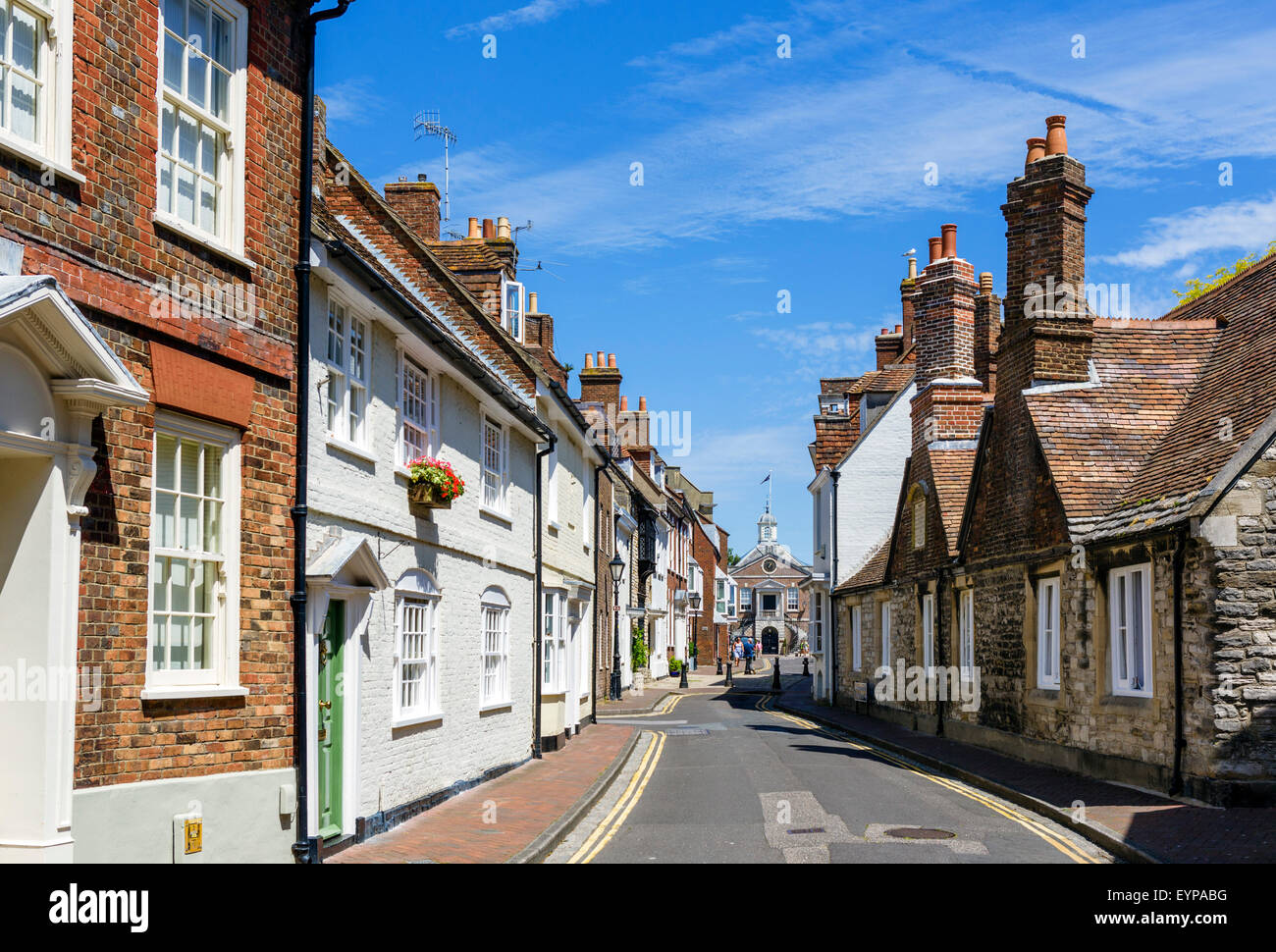 Church Street in der historischen Altstadt mit 16thC Armenhäuser auf der rechten Seite, Poole, Dorset, England, UK Stockfoto