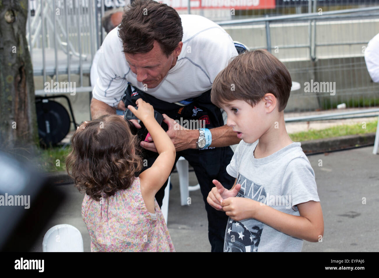 Kopenhagen, Dänemark. 2. August 2015. Dänischer Prinz Joachim scheint eine kleine Diskussion mit seiner Tochter, Prinzessin Athena zu haben, während ihr Bruder, Prinz Henrik, beobachtet. Die königliche Familie besuchte Kopenhagen Historic Grand Prix, wo Prinz Joachim als Rennfahrer teilgenommen. Bildnachweis: OJPHOTOS/Alamy Live-Nachrichten Stockfoto