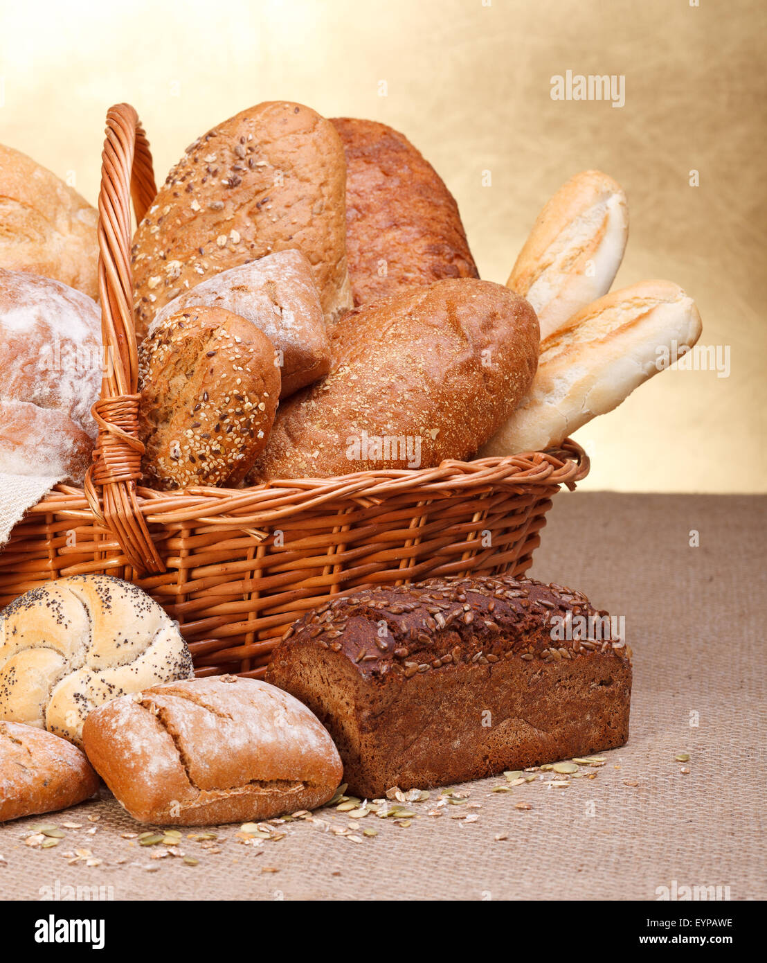 Verschiedene Brotsorten in Korb auf Leinwand Tischdecke Stockfoto